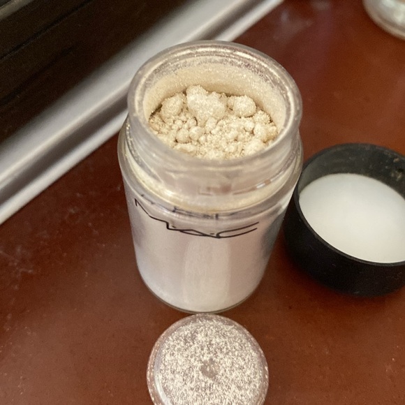 MAC Vanilla Pigment - Picture 3 of 4